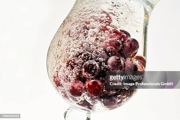 grapes in a glass of water - carbonated water fotografías e imágenes de stock