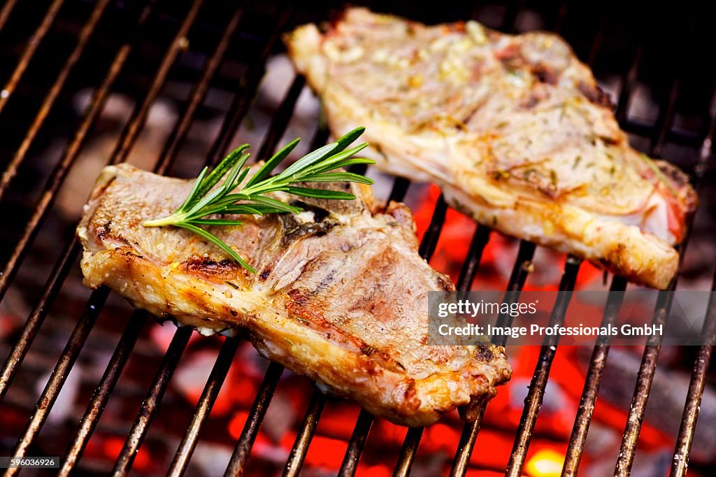 Barbecued lamb chops with rosemary