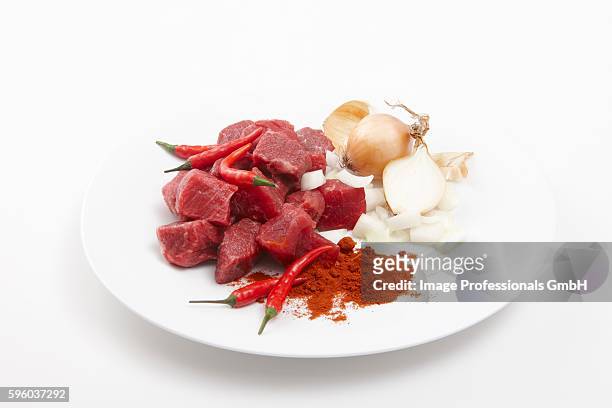 ingredients for beef goulash - ground beef stew stockfoto's en -beelden