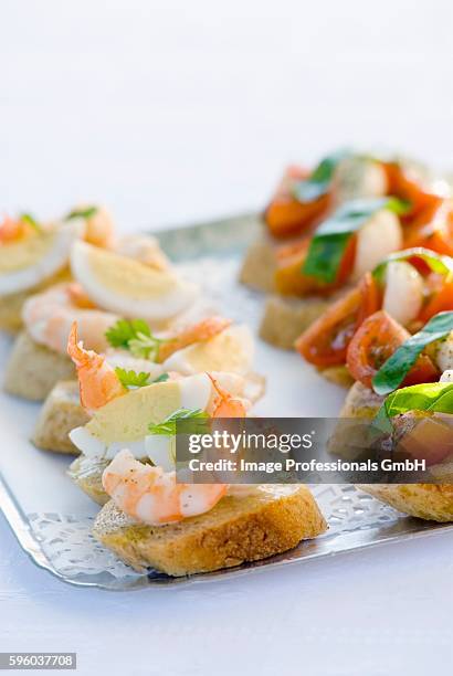 canap??s with prawn, egg, tomato, mozzarella on tray - canap�� stock-fotos und bilder