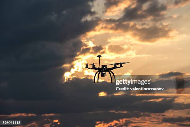 viw de ángulo bajo de dron volador - octocóptero fotografías e imágenes de stock