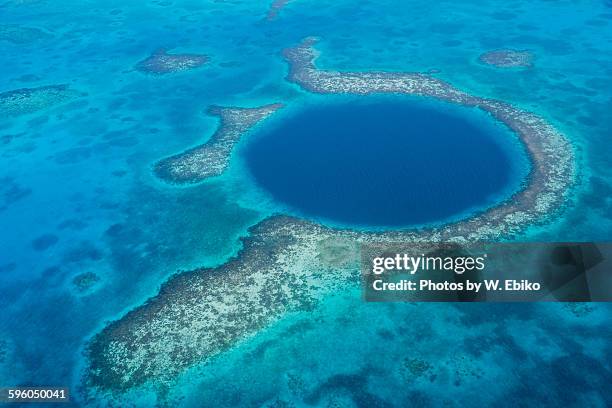 great blue hole, belize - great blue hole imagens e fotografias de stock