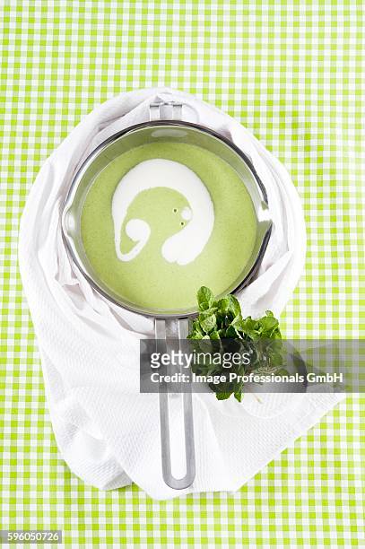 pea soup with mint - pea and mint soup stock pictures, royalty-free photos & images