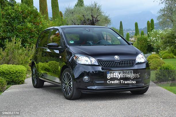 skoda citigo monte carlo en paisaje de verano de - škoda fotografías e imágenes de stock