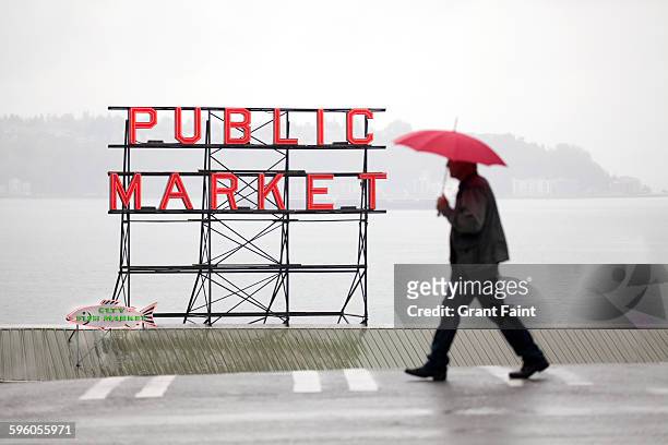 rainy day - pike place market stock-fotos und bilder