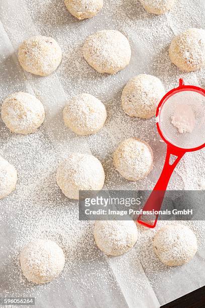 wedding cookies with powdered sugar and sifter - powdered sugar sifter fotografías e imágenes de stock