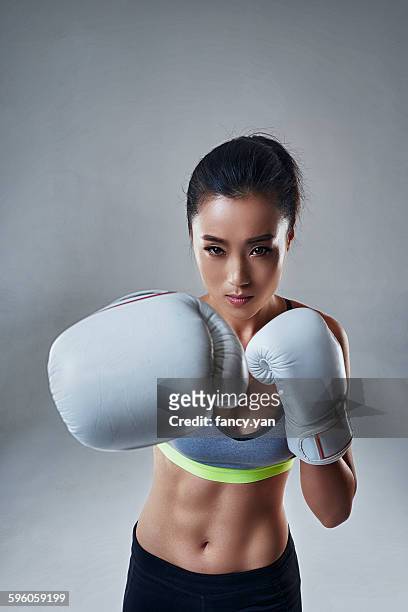 young woman in boxing gloves - boxing glove stockfoto's en -beelden