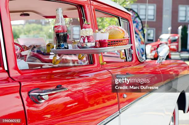 ford custom 300, 1958, white and red with food tray - 1950 2016 stock pictures, royalty-free photos & images