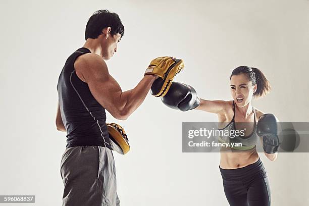 boxer training with coach - gants de sport photos et images de collection
