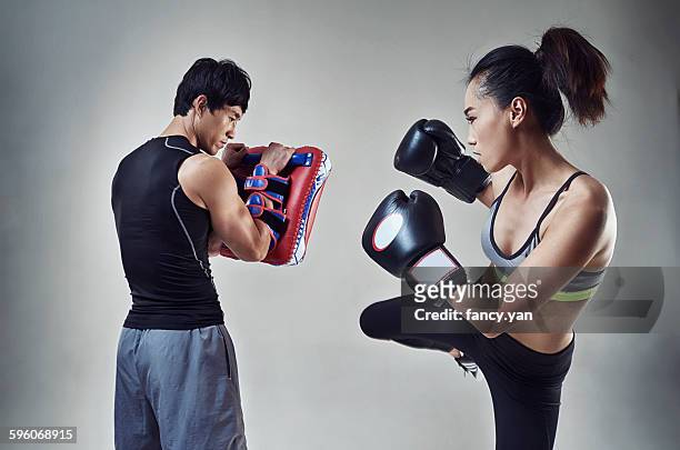 boxer training with coach - combat sport fotografías e imágenes de stock