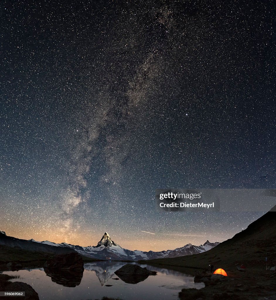 Loneley-Zelt unter milchiger Straße am Matterhorn