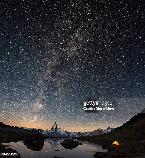 loneley-zelt unter milchiger straße am matterhorn - zelt nacht stock-fotos und bilder