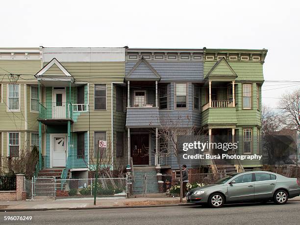 wooden row houses in brooklyn, new york - inexpensive stockfoto's en -beelden