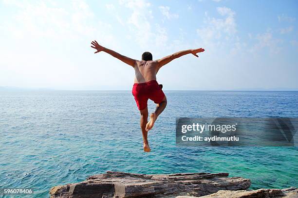young man diving - lanzarse al agua fotografías e imágenes de stock
