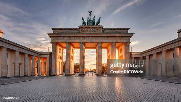 brandenburg gate at sunset - lugar famoso internacional fotografías e imágenes de stock