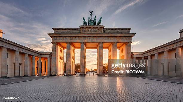 brandenburg gate at sunset - berlin photos et images de collection
