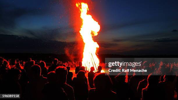 germany-bavaria. customs and tradition. johanis fire at saint john's eve - ceremony stockfoto's en -beelden