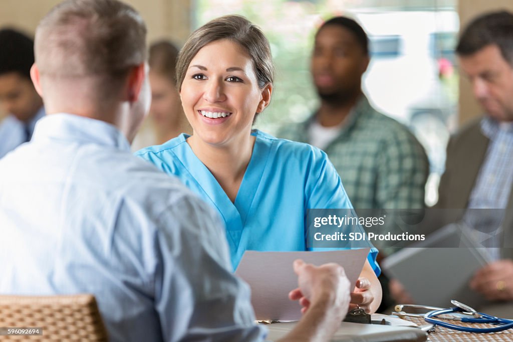 Gerente do hospital entrevistando potencial funcionário de enfermagem