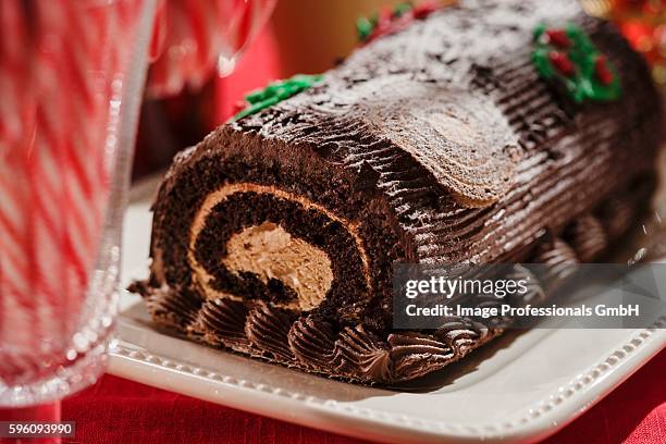 a yule log (bûche de noël) - bûche de noël stock-fotos und bilder