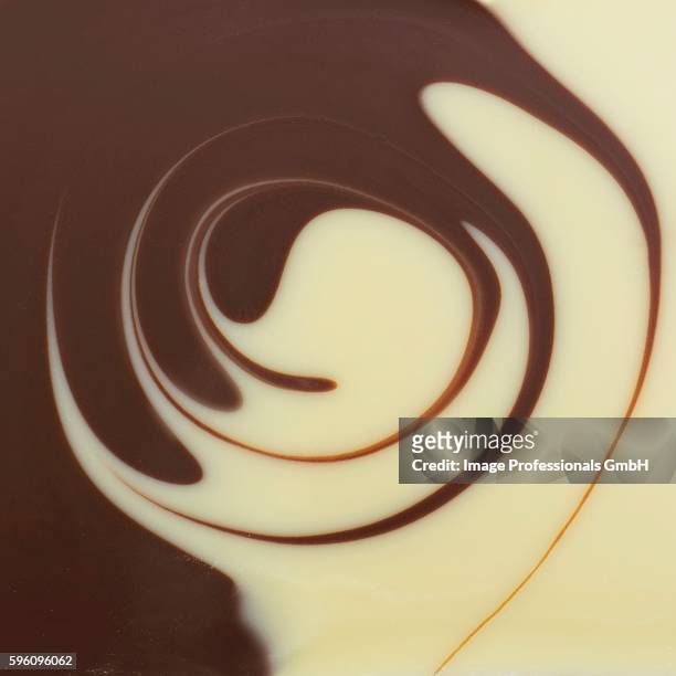the surface of white and dark chocolate sauces, partly spiralled together - chocolate swirls foto e immagini stock