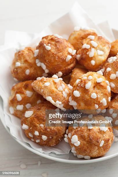 chouquettes (french profiteroles with sugar crystals) - chouquettes stock-fotos und bilder