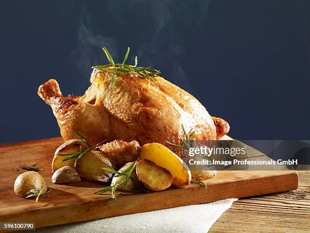 rosemary chicken with oven potatoes - poulet roti photos et images de collection