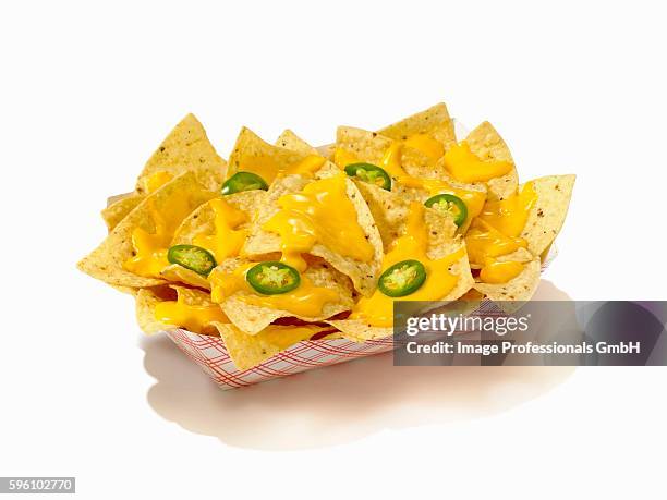 nachos with cheese sauce and sliced jalapenos in a take out container - nachos - fotografias e filmes do acervo
