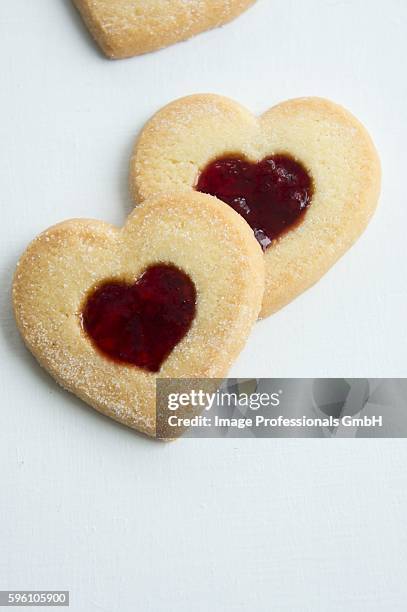 heart-shaped biscuits with cranberry jam - cranberry heart stock-fotos und bilder