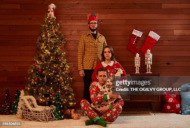 overly serious sibling gift exchange. - quirky family stockfoto's en -beelden