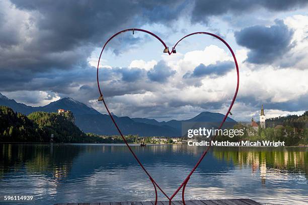 the iconic church on the lake in bled - heart of slovenia stock-fotos und bilder