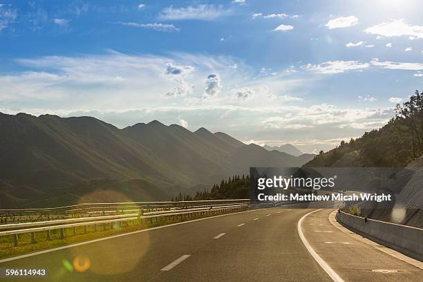 a scenic road crossing through croatia - thoroughfare photos et images de collection