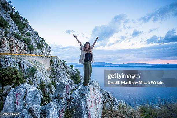 a cliffside road stop to watch the sunset - regio-dalmatië-kroatië stockfoto's en -beelden