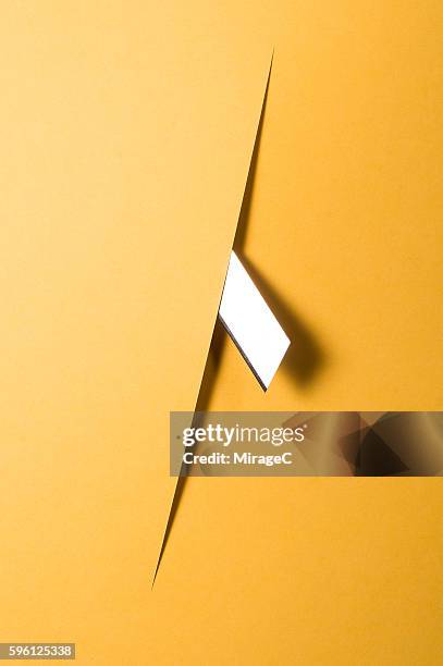 sharp knife cutting through construction paper - cuchilla de afeitar fotografías e imágenes de stock