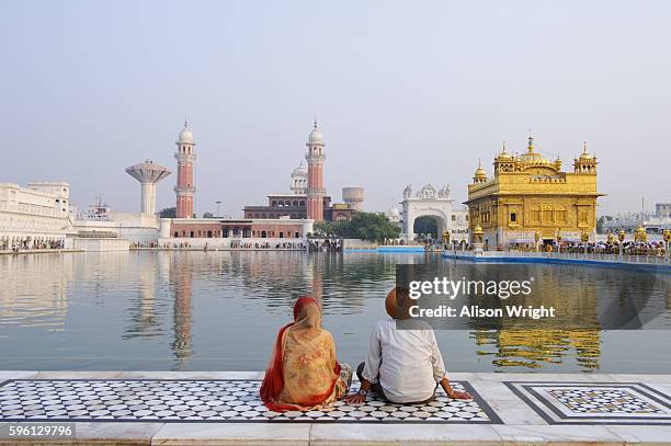 pilgrims at the golden temple - amritsar stock-fotos und bilder