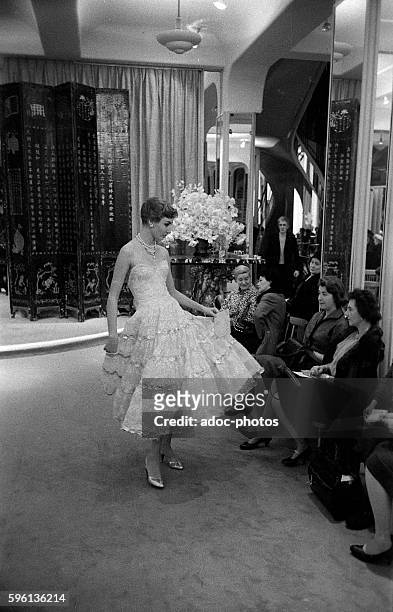 Presentation of the Chanel collection in Paris . In 1957. News Photo -  Getty Images