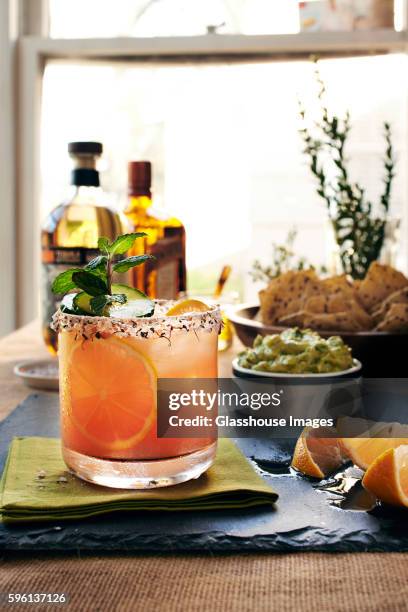 margarita with guacamole and chips - margarita drink stock-fotos und bilder