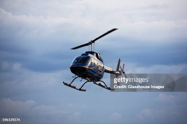 helicopter in flight - helicóptero fotografías e imágenes de stock