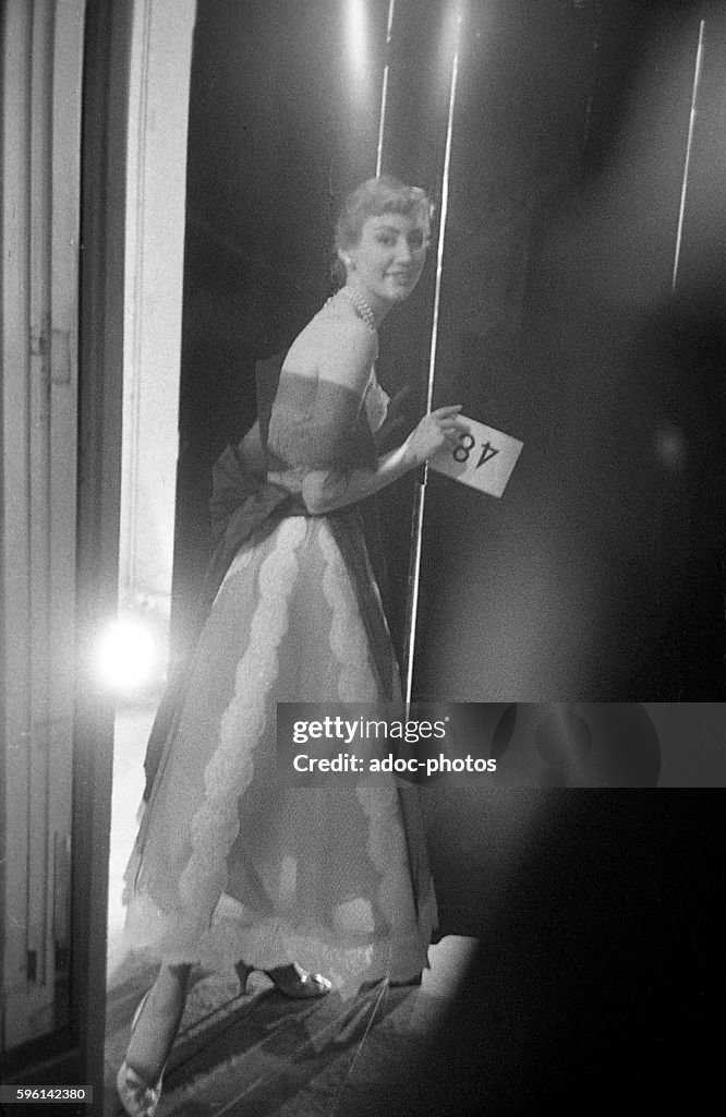 Presentation of the Chanel collection in Paris (France). Backstage. In 1957.