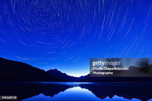 star trails over bowman lake, glacier national park, montana - lac bowman photos et images de collection