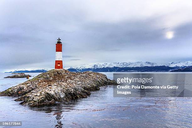 lighthouse les eclaireurs at beagle channel in ushuaia, tierra del fuego - zonne eiland stockfoto's en -beelden