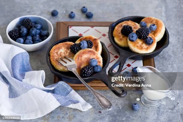 cottage cheese pancakes - hüttenkäse stock-fotos und bilder