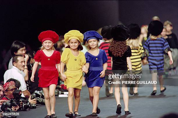 Children present a creation for Sonia Rykiel during the 1990 Spring/Summer ready-to-wear collection fashion show, on October 22, 1989 in Paris. / AFP...
