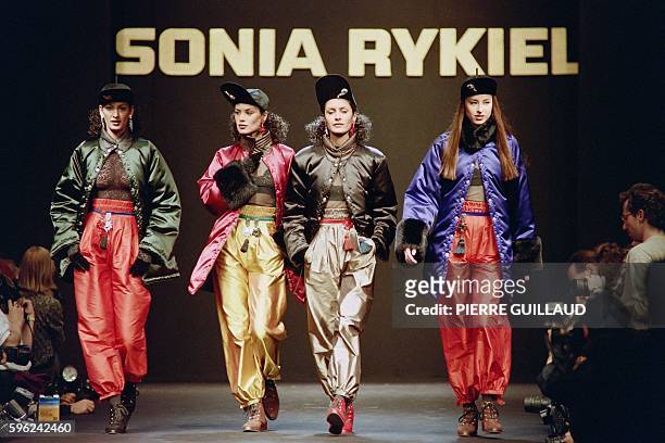 Models present a creation for Sonia Rykiel during the 1993/1994 Autumn/Winter ready-to-wear collection fashion show, on March 14, 1993 in Paris. /...