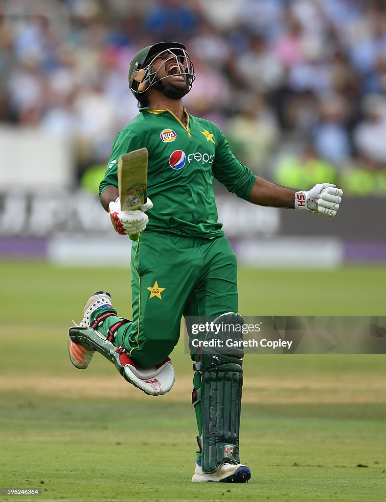 England v Pakistan - 2nd One Day International