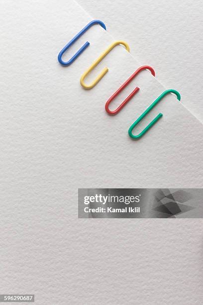 paper clips - trombone photos et images de collection