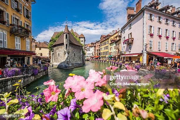 thiou river, palais (palace) de l'ile and flowers - annecy stock-fotos und bilder