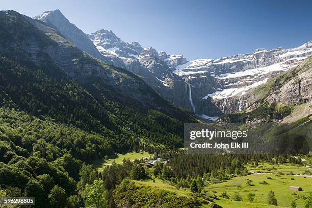 cirque de gavarnie landscape - gavarnie stock-fotos und bilder