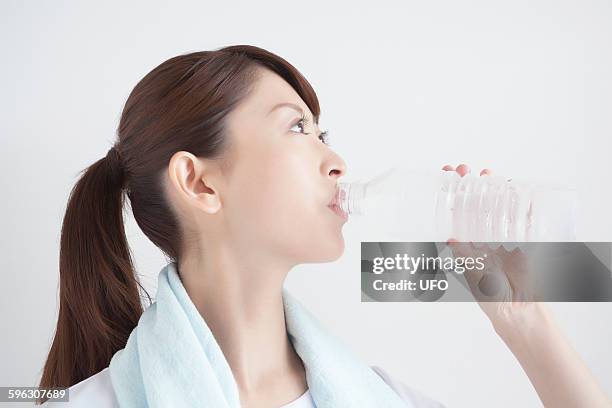 woman drinking water - asian drink photos et images de collection