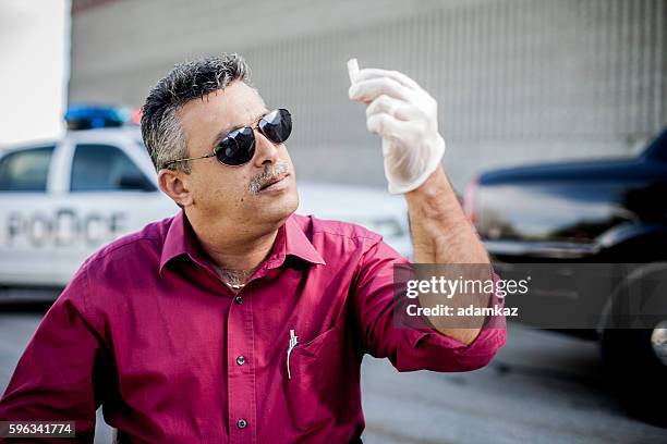 detective de policía en la escena del crimen - encontro social fotografías e imágenes de stock