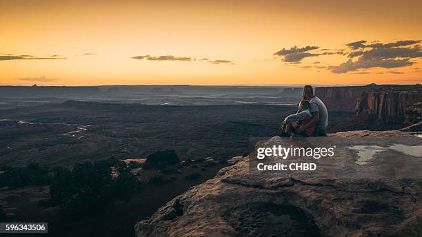 padre e figlio canyonlands momento. - life events foto e immagini stock